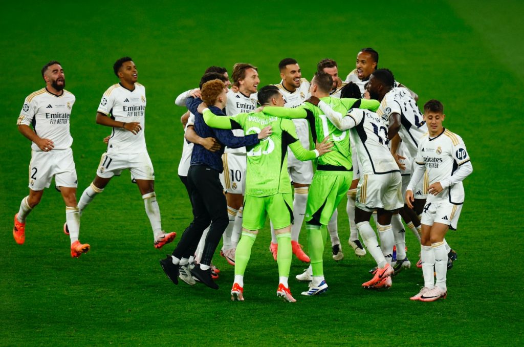 Màn nâng cúp hoành tráng của Real Madrid