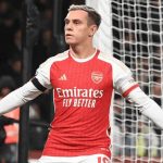 Trossard mách nước cho đồng đội cách đánh bại Sevilla