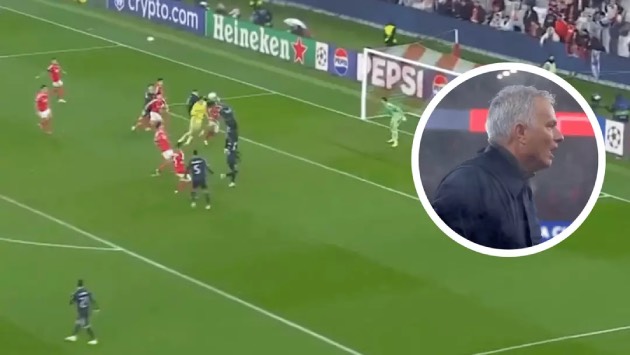 CĐV bái phục Mourinho khi thủ môn ghi bàn phút 98