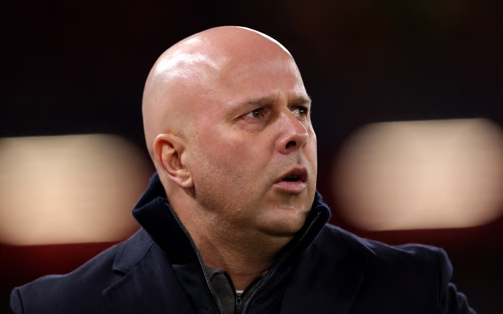 Slot bị chỉ trích vì “đụng chạm” Jurgen Klopp sau trận thắng 6-0